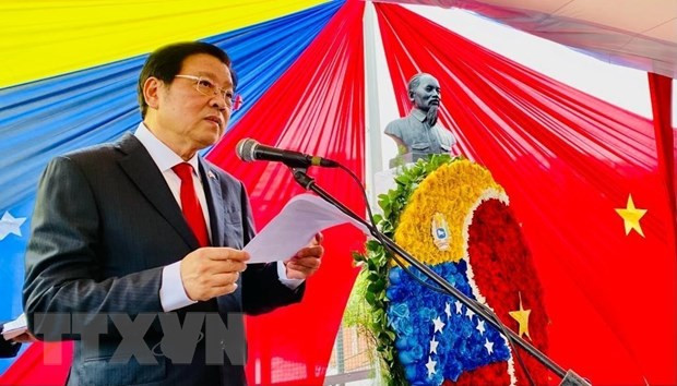 Đồng chí Phan Đình Trạc phát biểu tại lễ dâng hoa tưởng nhớ Chủ tịch Hồ Chí Minh ở thủ đô Caracas. (Ảnh: TTXVN)