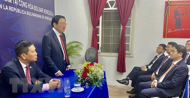 Đồng chí Phan Đình Trạc thăm và nói chuyện với cán bộ, nhân viên Đại sứ quán Việt Nam tại Venezuela. (Ảnh: TTXVN)