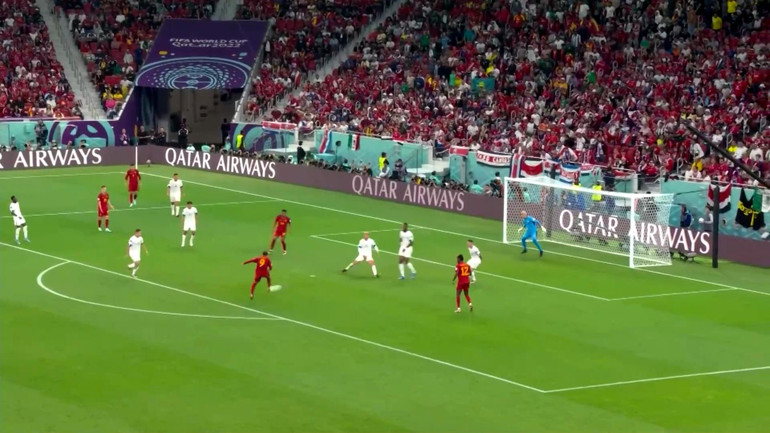 Gavi dứt điểm một chạm má ngoài thành bàn. (Ảnh: Reuters)