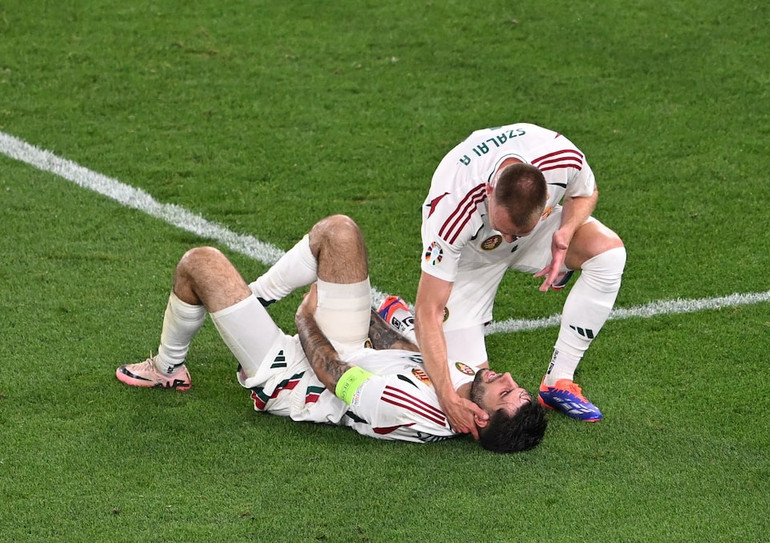 Trận đấu không có nhiều tình huống đáng chú ý, đồng thời tần suất các pha phạm lỗi cao. Trận đấu không có nhiều tình huống đáng chú ý, đồng thời tần suất các pha phạm lỗi cao.