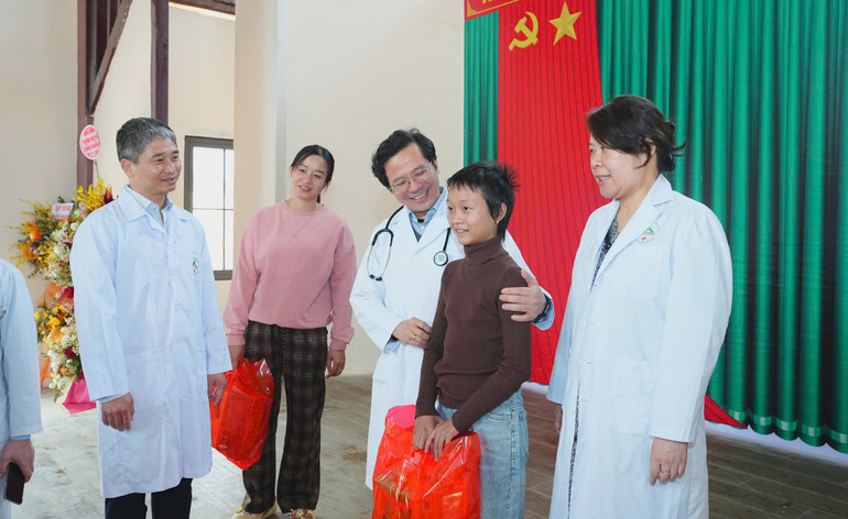 PGS. TS Vũ Văn Giáp, Phó giám đốc Bệnh viện Bạch Mai thăm khám cho Thảo Ngọc và cam kết sự đồng hành với y tế tỉnh Lào Cai để giúp người dân được thụ hưởng chất lượng dịch vụ y tế chất lượng tại địa phương.