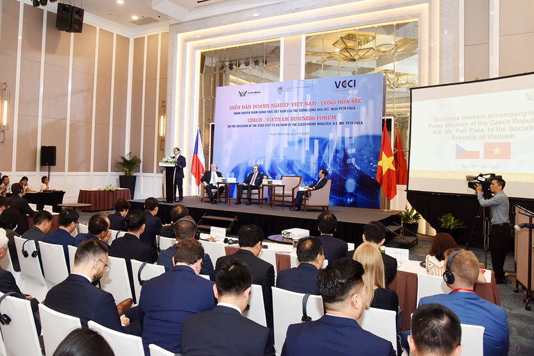 Thủ tướng đánh giá cao và vui mừng nhận thấy, mặc dù chịu ảnh hưởng nặng nề bởi đại dịch Covid-19, quan hệ hợp tác kinh tế, thương mại và đầu tư giữa hai nước chúng ta vẫn phát triển mạnh mẽ với những kết quả ấn tượng. Năm 2022, tổng kim ngạch thương mại song phương tăng 15%. Với giá trị trao đổi thương mại như vậy, hiện nay Cộng hòa Séc là một trong những bạn hàng quan trọng nhất của Việt Nam trong khu vực Trung và Đông Âu.