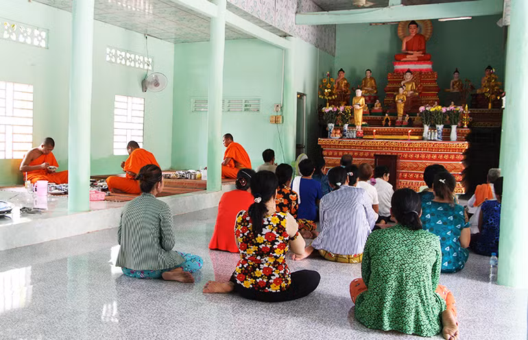 Bà con Khmer thực hiện nghi thức ngày Tết tại Chùa Chín Ngàn.