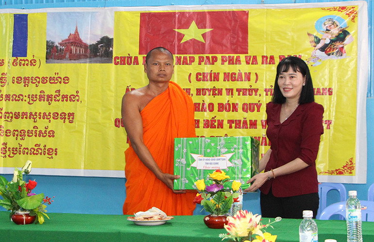 Phó Chủ tịch Ủy ban nhân dân tỉnh Hậu Giang Hồ Thu Ánh thăm, tặng quà, chúc tết Chùa Chín Ngàn.