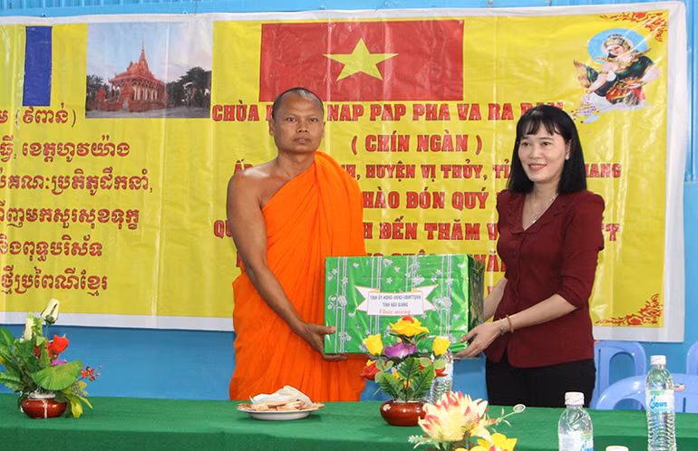 Phó Chủ tịch Ủy ban nhân dân tỉnh Hậu Giang Hồ Thu Ánh thăm, tặng quà, chúc tết Chùa Chín Ngàn.