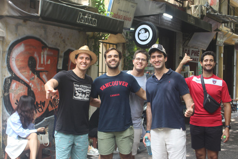 Du khách quốc tế bất ngờ trước sự đông vui nhộn nhịp cả ngày trên những con phố tại Hà Nội.