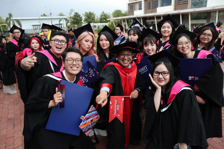 Tân khoa khóa 2025 Đại học RMIT Việt Nam mừng Lễ tốt nghiệp.