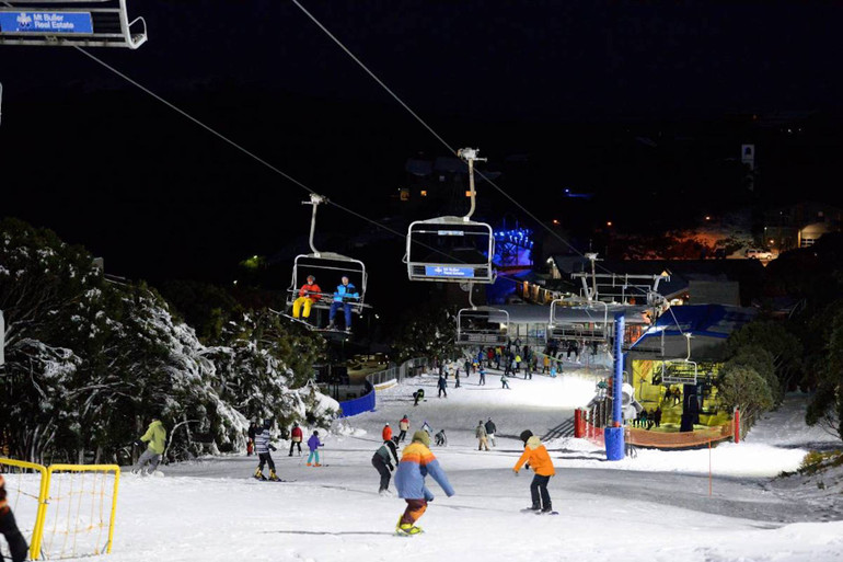 Trượt tuyết khi trời tối cũng là một trải nghiệm thú vị, hấp dẫn những người ưa mạo hiểm. (Ảnh: MtBuller) Trượt tuyết khi trời tối cũng là một trải nghiệm thú vị, hấp dẫn những người ưa mạo hiểm. (Ảnh: MtBuller)