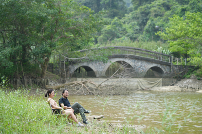 Du khách hòa mình vào thiên nhiên, ngắm nhìn những cánh bướm đa màu sắc.