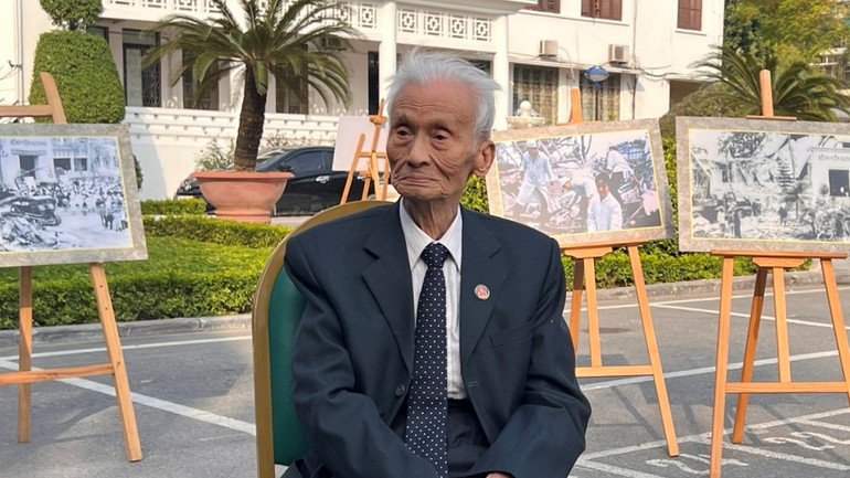 Giáo sư Đỗ Doãn Đại, nguyên Giám đốc Bệnh viện Bạch Mai chia sẻ những hồi ức của 50 năm trước. (Ảnh: Trung Hiếu)