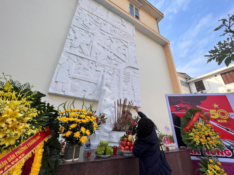 Những nhân chứng của trận đánh lịch sử 12 ngày đêm “Hà Nội - Điện Biên Phủ trên không” dâng hương tại bia tưởng niệm bệnh viện Bạch Mai. (Ảnh: Trung Hiếu)