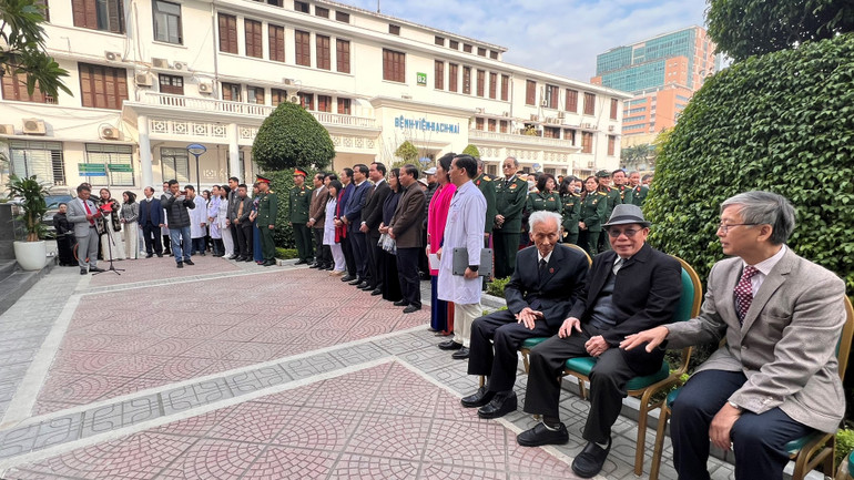 Các chứng nhân lịch sử là cán bộ bệnh viện Bạch Mai có mặt tại lễ kỷ niệm. (Ảnh: Trung Hiếu)
