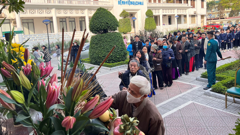 Nhiều nhân chứng là lãnh đạo, y, bác sĩ và cán bộ, nhân viên của Bệnh viện tham trận đánh khi xưa có mặt tại lễ kỷ niệm. (Ảnh: Trung Hiếu)