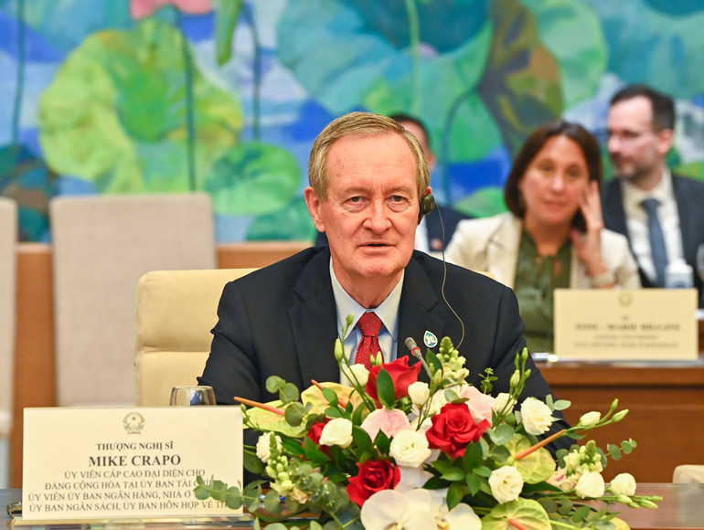 Thượng Nghị sĩ Mike Carpo phát biểu tại buổi tiếp.