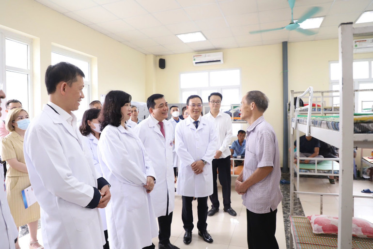 Bộ trưởng Y tế Đào Hồng Lan thăm, tặng quà và động viên các bệnh nhi và gia đình đang điều trị tại Bệnh viện K cơ sở Tân Triều.