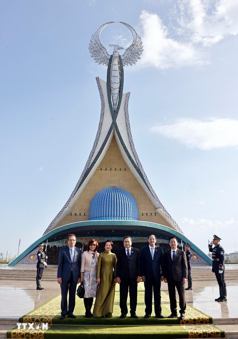 Chủ tịch Quốc hội Trần Thanh Mẫn và Phu nhân đến đặt hoa tại Tượng đài Độc lập. (Ảnh: TTXVN) Chủ tịch Quốc hội Trần Thanh Mẫn và Phu nhân đến đặt hoa tại Tượng đài Độc lập. (Ảnh: TTXVN)