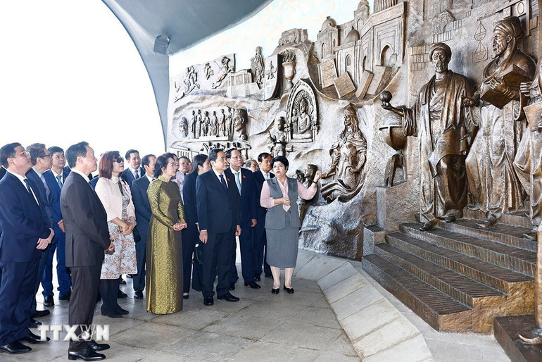 Chủ tịch Quốc hội Trần Thanh Mẫn và Phu nhân nghe thuyết trình tại Tượng đài Độc lập. (Ảnh: TTXVN) Chủ tịch Quốc hội Trần Thanh Mẫn và Phu nhân nghe thuyết trình tại Tượng đài Độc lập. (Ảnh: TTXVN)