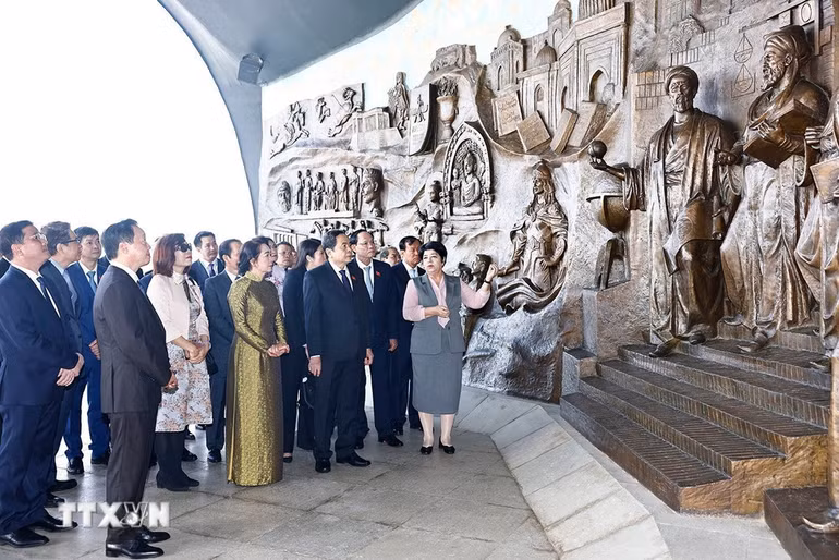 Chủ tịch Quốc hội Trần Thanh Mẫn và Phu nhân nghe thuyết trình tại Tượng đài Độc lập. (Ảnh: TTXVN)