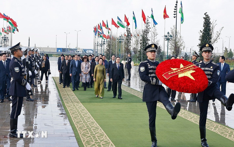 Chủ tịch Quốc hội Trần Thanh Mẫn và Phu nhân đến đặt hoa tại Tượng đài Độc lập. (Ảnh: TTXVN) Chủ tịch Quốc hội Trần Thanh Mẫn và Phu nhân đến đặt hoa tại Tượng đài Độc lập. (Ảnh: TTXVN)