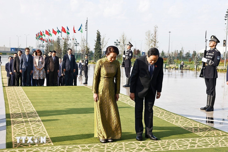 Chủ tịch Quốc hội Trần Thanh Mẫn và Phu nhân đến đặt hoa tại Tượng đài Độc lập. (Ảnh: TTXVN) Chủ tịch Quốc hội Trần Thanh Mẫn và Phu nhân đến đặt hoa tại Tượng đài Độc lập. (Ảnh: TTXVN)