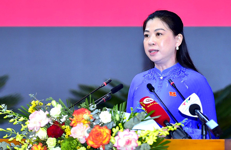 Đồng chí Lê Thị Kim Dung, Phó Bí thư Thường trực Tỉnh ủy, Chủ tịch Hội đồng Nhân dân tỉnh Tuyên Quang phát biểu tại kỳ họp.