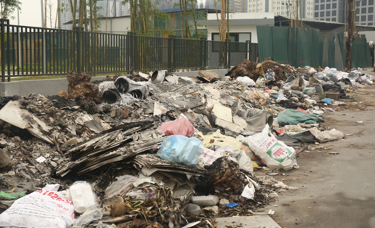 Bãi rác tự phát có cả rác thải xây dựng như gỗ vụn, bê-tông,...
