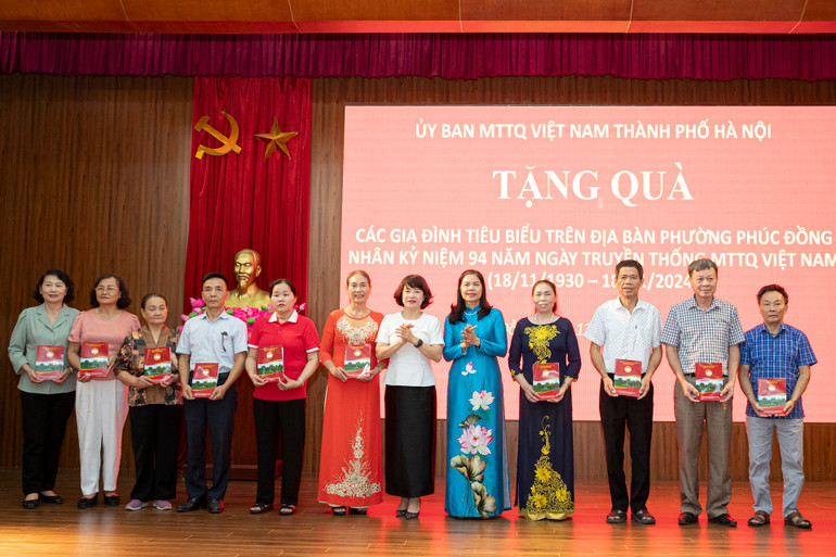 Đồng chí Đặng Thị Phương Hoa, Phó Chủ tịch Ủy ban Mặt trận Tổ quốc Việt Nam thành phố Hà Nội tặng quà cho các hộ gia đình. (Ảnh: Sơn Tùng)