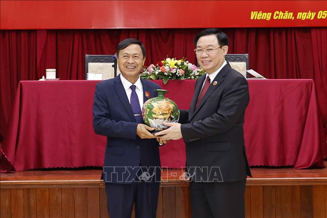 Chủ tịch Quốc hội Vương Đình Huệ tặng quà ông Phạm Văn Hùng, Chủ tịch Ban chấp hành Tổng Hội người Việt Nam tại Lào nhiệm kỳ 2022-2026. (TTXVN)