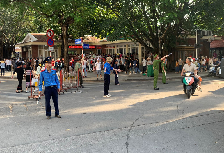 Lực lượng chức năng phường Đội Cấn điều tiết giao thông khu vực lối vào Lăng Bác.