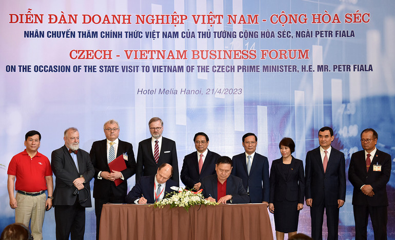 Thủ tướng Phạm Minh Chính và Thủ tướng Séc Petr Fiala chứng kiến ký Thỏa thuận hợp tác giữa Công ty Hàng không Séc và Hãng hàng không Vietjet Air về hợp tác đào tạo phi công thương mại, Thỏa thuận hợp tác đào tạo Lý thuyết cơ bản vận tải hàng không (ATPL).