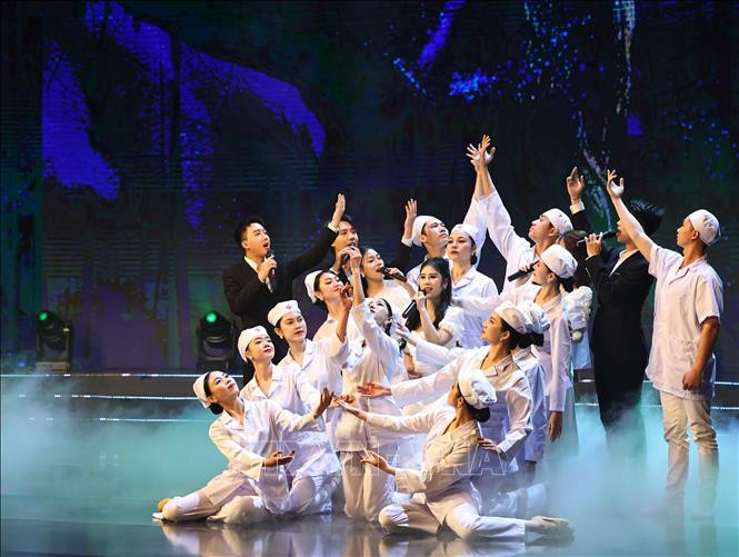 Các tiết mục tôn vinh ngành y tế. (Ảnh TTXVN)