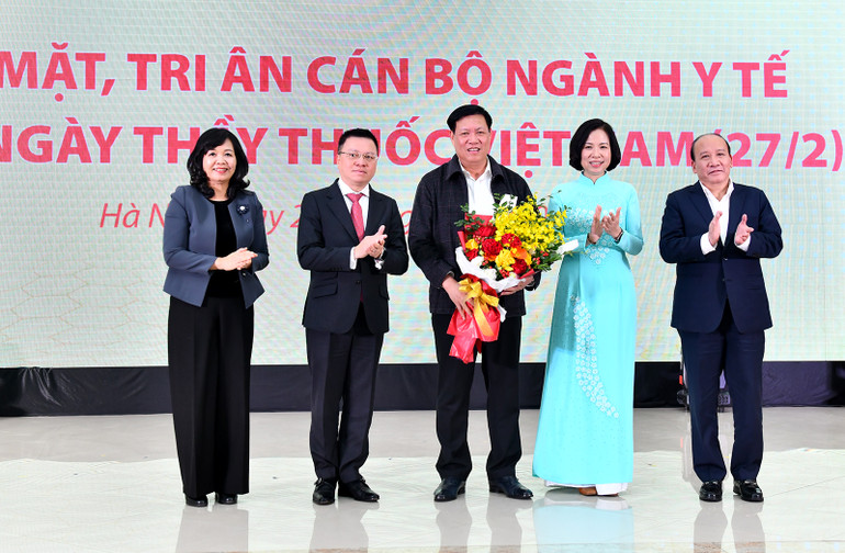 Tổng Biên tập Báo Nhân Dân Lê Quốc Minh và đại diện các cơ quan thông tấn, báo chí tặng hoa chúc mừng ngành Y tế nhân Ngày Thầy thuốc Việt Nam (27/2). Tổng Biên tập Báo Nhân Dân Lê Quốc Minh và đại diện các cơ quan thông tấn, báo chí tặng hoa chúc mừng ngành Y tế nhân Ngày Thầy thuốc Việt Nam (27/2).