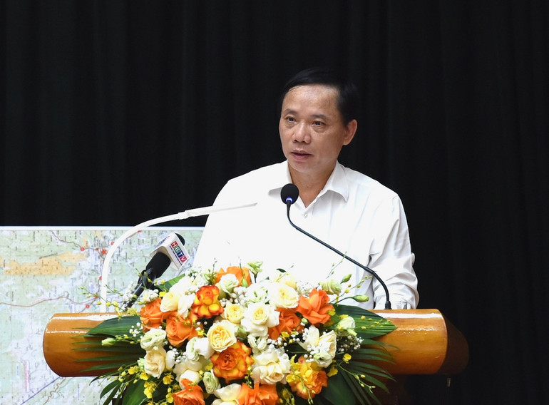 Chủ tịch UBND tỉnh Hoà Bình phát biểu.