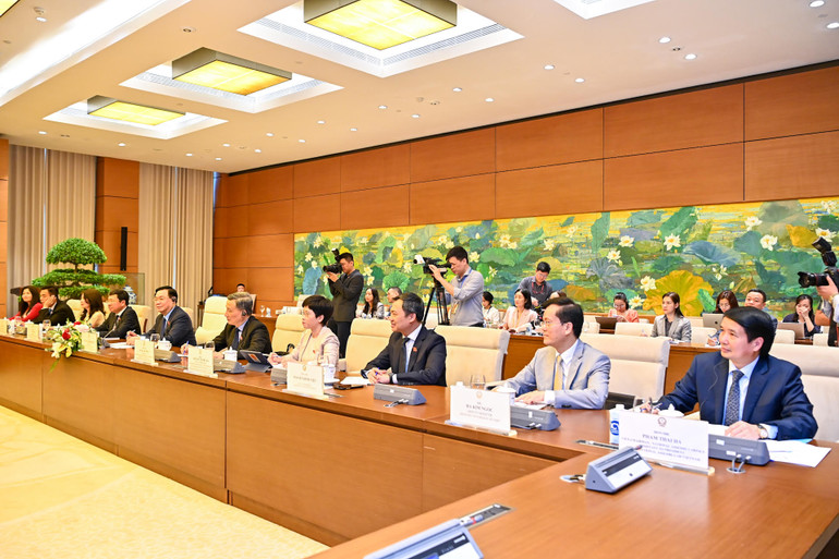 Chủ tịch Quốc hội Vương Đình Huệ và các thành viên Đoàn đại biểu Quốc hội Việt Nam dự buổi tiếp.