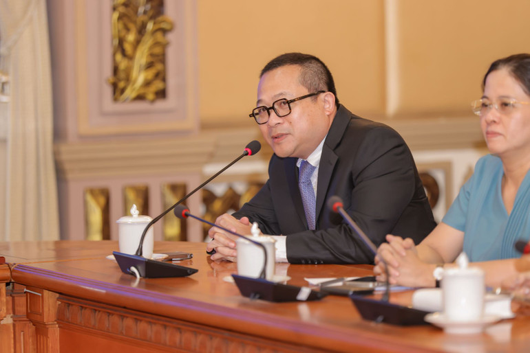 Ông Mai Anh Thái - Giám đốc CEFALT nhấn mạnh tầm quan trọng của mối quan hệ hợp tác. Ông Mai Anh Thái - Giám đốc CEFALT nhấn mạnh tầm quan trọng của mối quan hệ hợp tác.