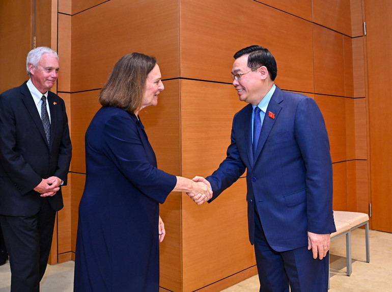 Chủ tịch Quốc hội Vương Đình Huệ và các thành viên Đoàn Nghị sĩ Quốc hội Hoa Kỳ tại buổi tiếp.