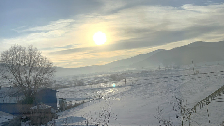 Tuyết vẫn rơi dày và mặt trời vẫn chiếu xuống. Tuyết vẫn rơi dày và mặt trời vẫn chiếu xuống.