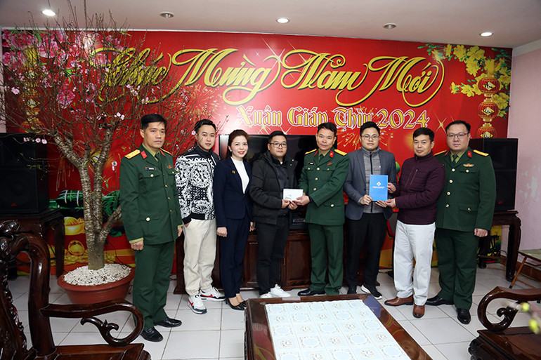 Hệ thống y tế Hùng Vương và Công ty Cổ phần Hồ Toản trao hỗ trợ cho lãnh đạo đơn vị.