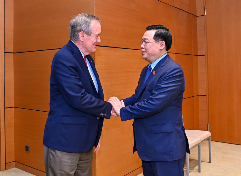 Chủ tịch Quốc hội Vương Đình Huệ đón Đoàn Nghị sĩ Quốc hội Hoa Kỳ tại phòng Hoa Sen, Nhà Quốc hội.