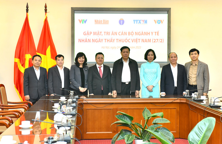 Đồng chí Lê Quốc Minh, Ủy viên Trung ương Đảng, Tổng Biên tập Báo Nhân Dân, Phó Trưởng Ban Tuyên giáo Trung ương, Chủ tịch Hội Nhà báo Việt Nam và các đại biểu dự buổi gặp mặt. Đồng chí Lê Quốc Minh, Ủy viên Trung ương Đảng, Tổng Biên tập Báo Nhân Dân, Phó Trưởng Ban Tuyên giáo Trung ương, Chủ tịch Hội Nhà báo Việt Nam và các đại biểu dự buổi gặp mặt.