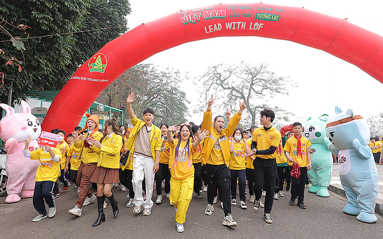 Hàng nghìn đội viên, thiếu niên tỉnh Thái Nguyên cùng những gương mặt có sức ảnh hưởng trong giới trẻ tham gia đi bộ gây quỹ học bổng.