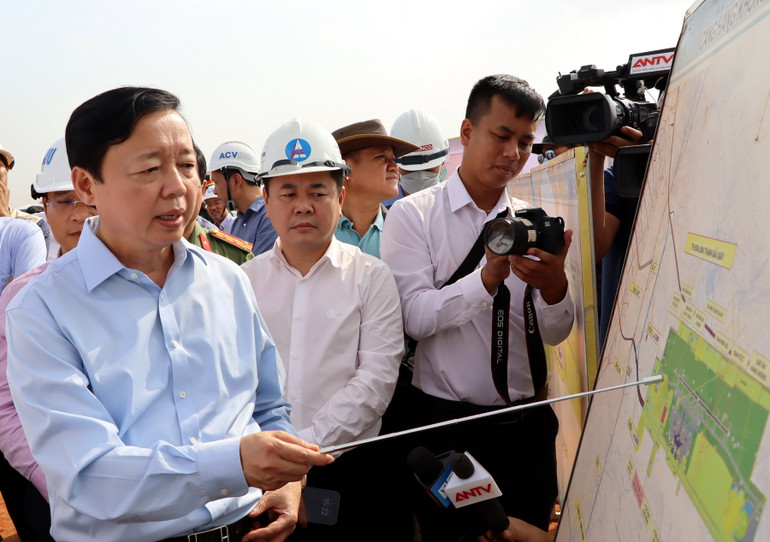 Phó Thủ tướng Trần Hồng Hà xem bản đồ khối lượng thi công trên công trường sân bay Long Thành.