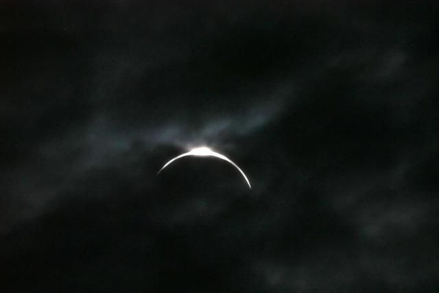 "Nhật thực lai" là dạng nhật thực một phần nhưng đặc biệt lại có sự kết hợp của 2 hiện tượng nhật thực toàn phần và nhật thực hình khuyên. (Ảnh: HAAC)