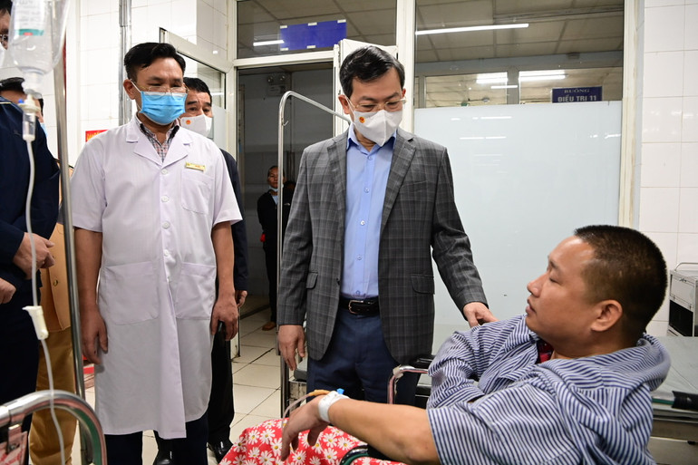 Lãnh đạo tỉnh thăm hỏi, động viên và hỗ trợ các nạn nhân.