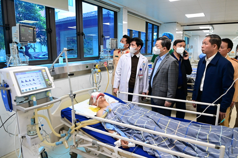 Đồng chí Nguyễn Văn Sơn, Chủ tịch Ủy ban nhân dân tỉnh Tuyên Quang thăm nạn nhân đang cấp cứu tại Bệnh viện Phương Bắc.