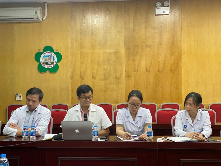 Các bác sĩ chia sẻ về tình trạng bệnh nhân. (Ảnh: Thiên Lam)