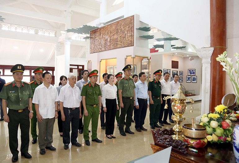Các đại biểu dâng hương tưởng nhớ Chủ tịch Hồ Chí Minh tại Bảo tàng Công an nhân dân thuộc Khu di tích lịch sử Nha Công an Trung ương.