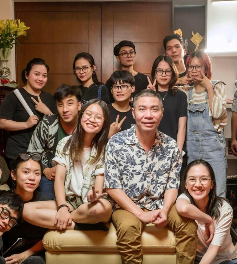 Minh Hiếu (hàng thứ 2, đứng từ 3 từ phải sang) tham gia tác nghiệp cùng đội ngũ sản xuất. (Ảnh: NVCC) Minh Hiếu (hàng thứ 2, đứng từ 3 từ phải sang) tham gia tác nghiệp cùng đội ngũ sản xuất. (Ảnh: NVCC)