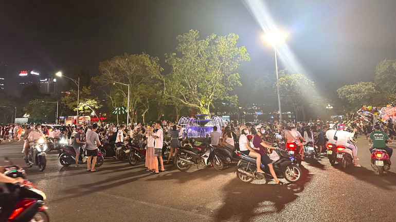 Mức giá để gửi xe trong khoảng từ 20 nghìn cho đến 30 nghìn đồng/xe, có nơi là 50 nghìn đồng. Mức giá để gửi xe trong khoảng từ 20 nghìn cho đến 30 nghìn đồng/xe, có nơi là 50 nghìn đồng.