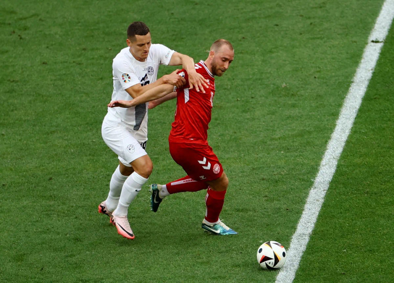 Christian Eriksen ghi bàn cho Đan Mạch ở phút 17. (Ảnh Reuters) Christian Eriksen ghi bàn cho Đan Mạch ở phút 17. (Ảnh Reuters)